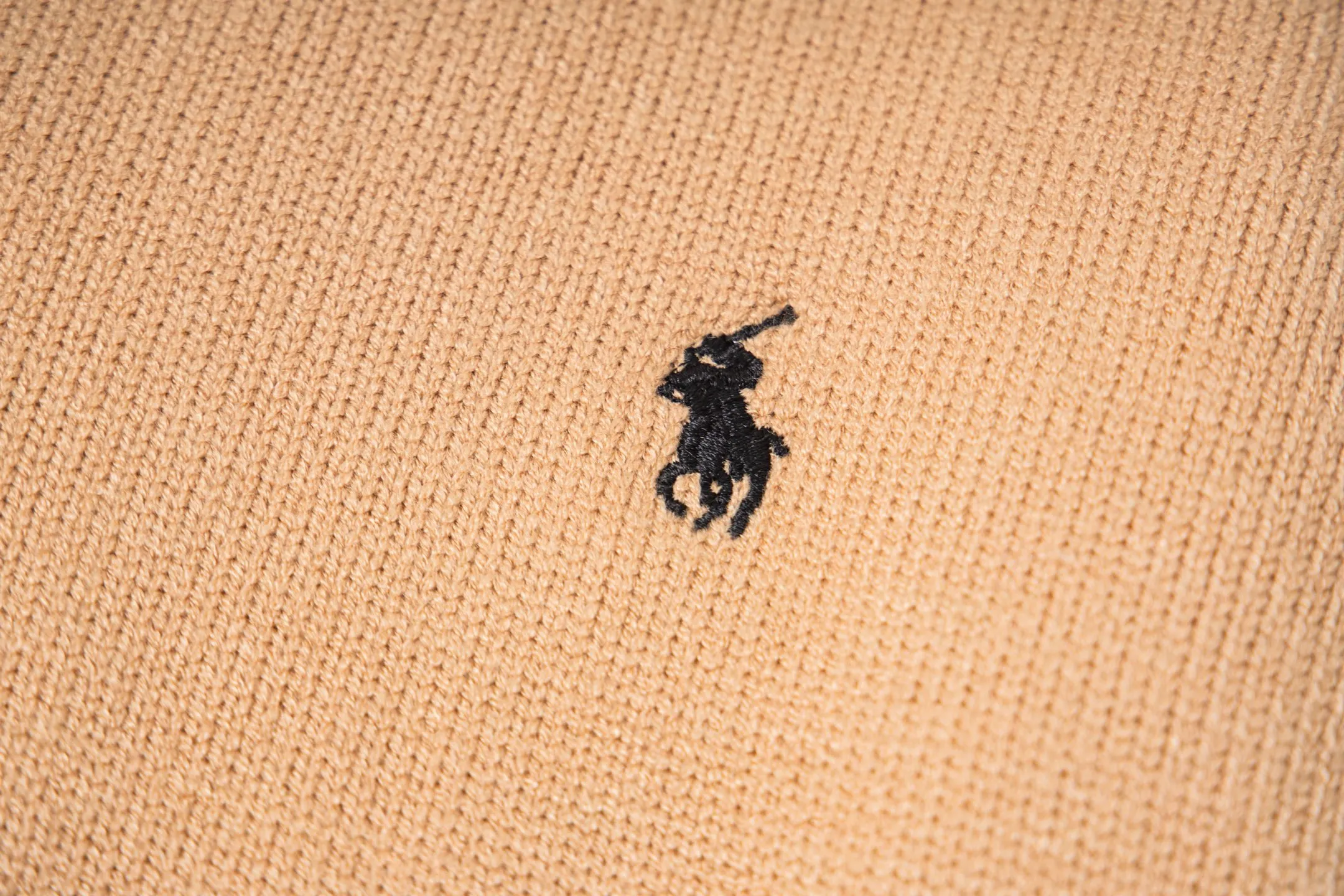 P230 Style number: Y258 Ralph Lauren POLO twist button open-chest sweater is a limited edition every year. There won’t be many styles in the store! Ralph Lauren men's half-button sweater. The shape is really nice. It can be worn alone or as a coat. It can be worn outside the inner layer. It is versatile and looks good. Tag, hanging grain, washable, packaging bag, full set of accessories. The appearance is quite high. The workmanship is super exquisite. Color: navy, gray, apricot, navy. Size: S M L XL